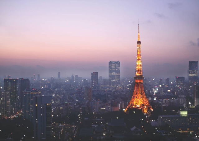La Torre di Tokyo illuminata di notte