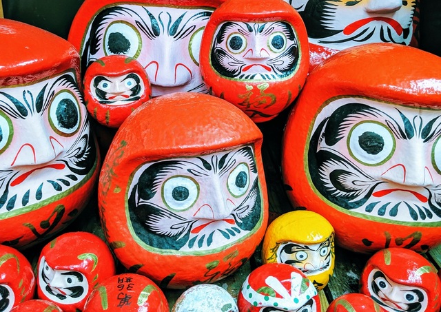 Bambole Daruma, Naha