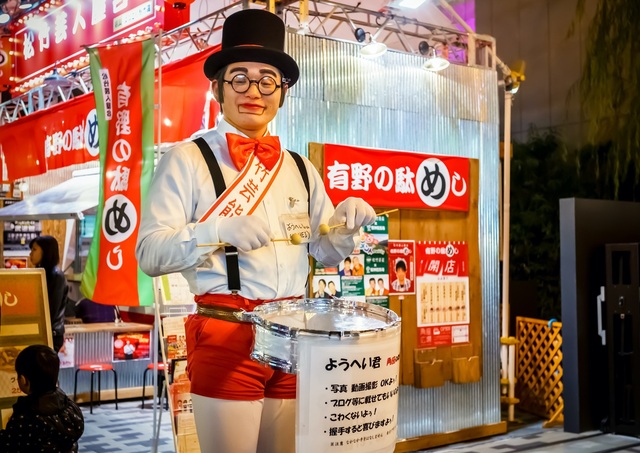 Artista di strada che si esibisce nella via Dotonbori, Osaka 