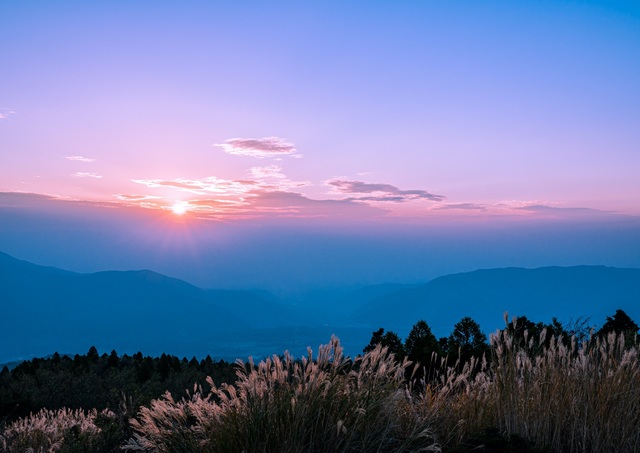 Il tramonto sul bordo esterno del cratere del Monte Aso
