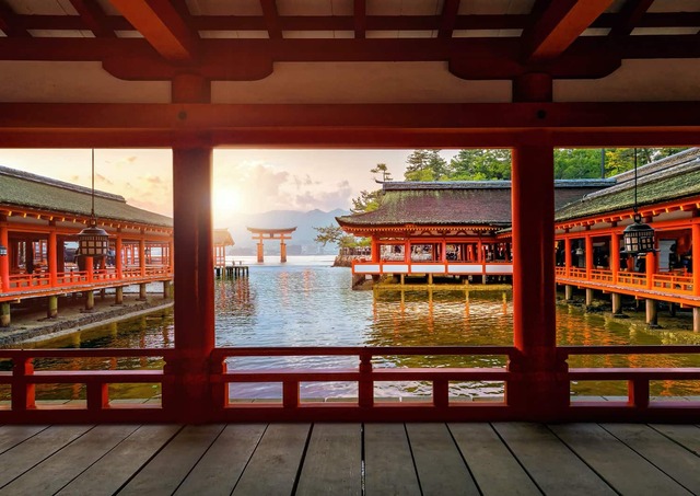 Il santuario di Itsukushima con la bassa marea