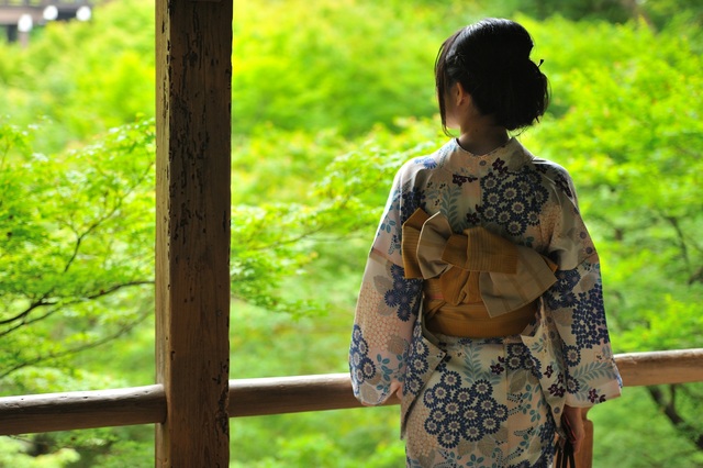 Signora in kimono in giardino giapponese