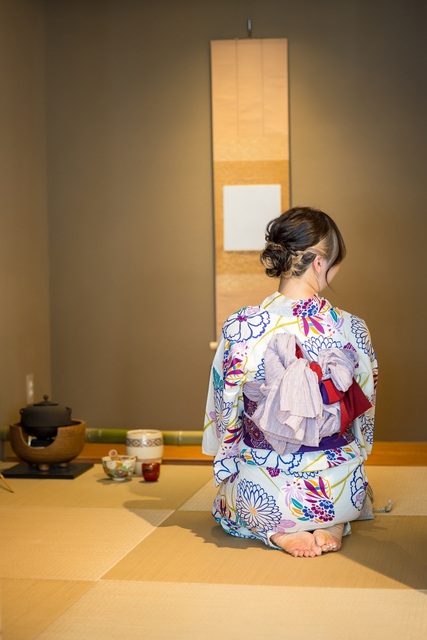 Ragazza in yukata in una sala da tè tradizionale