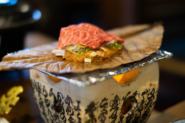 Manzo hida alla brace su foglia di oba con miso e verdure