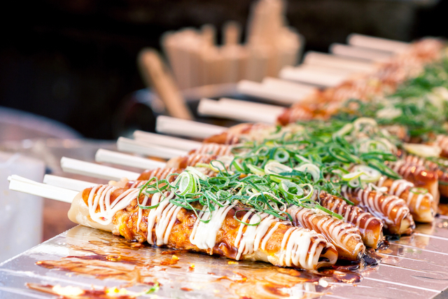 Provate il cibo di strada giapponese al mercato di Nishiki