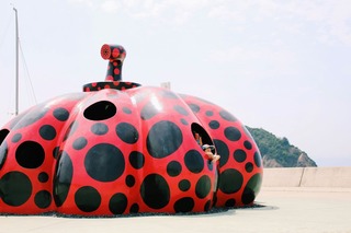 Bambini che giocano sull'Isola d'Arte di Naoshima