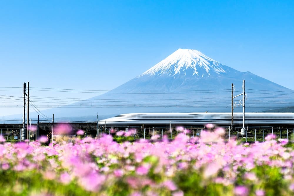 Treno proiettile Shinkansen che passa accanto al monte Fuji, Yoshiwara, prefettura di Shizuoka, Giappone