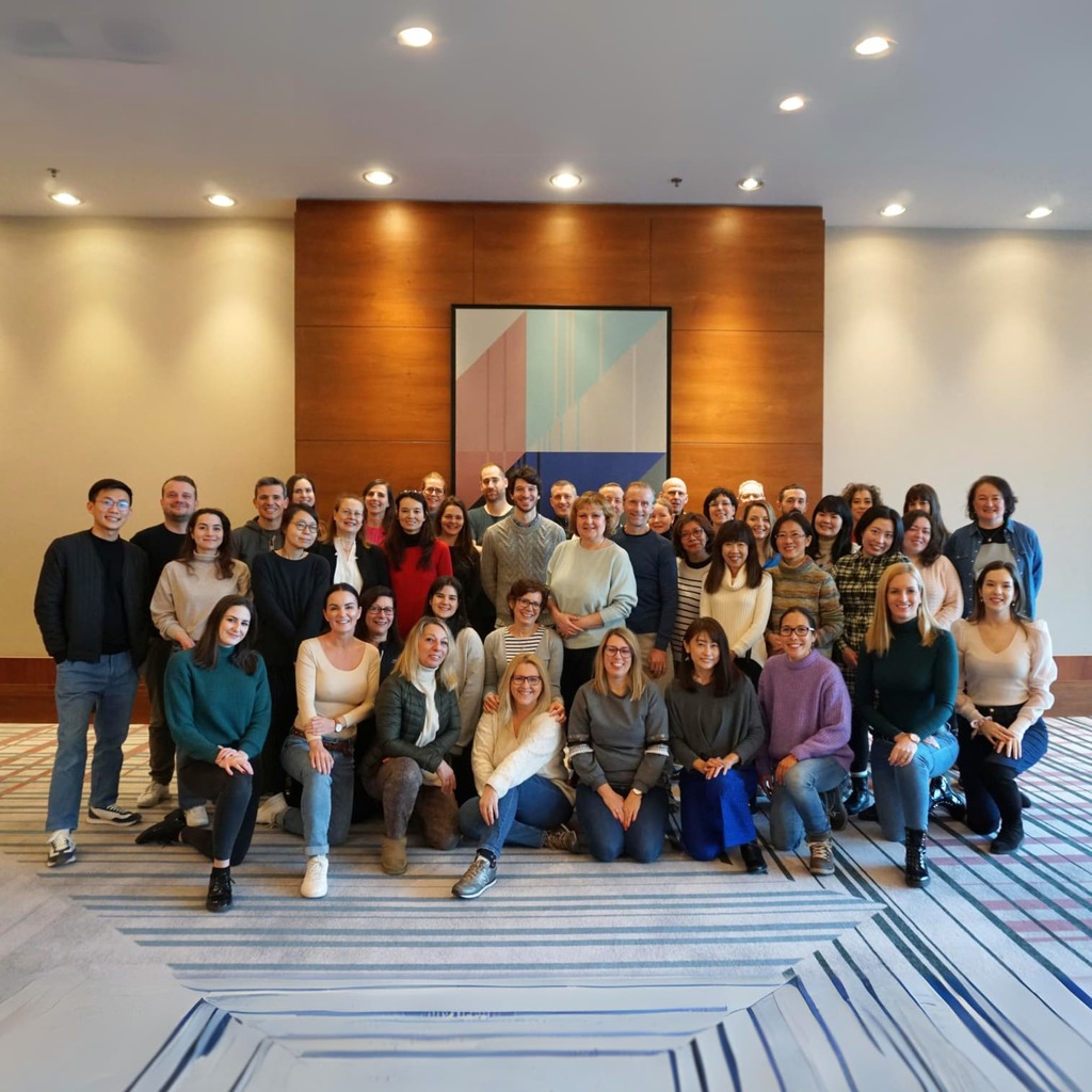 Foto di gruppo del team Japanspecialist, che sorride insieme.