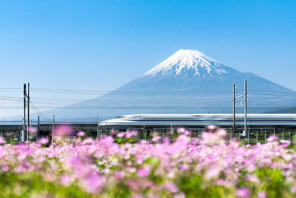 Il treno Shinkansen passa davanti al monte Fuji