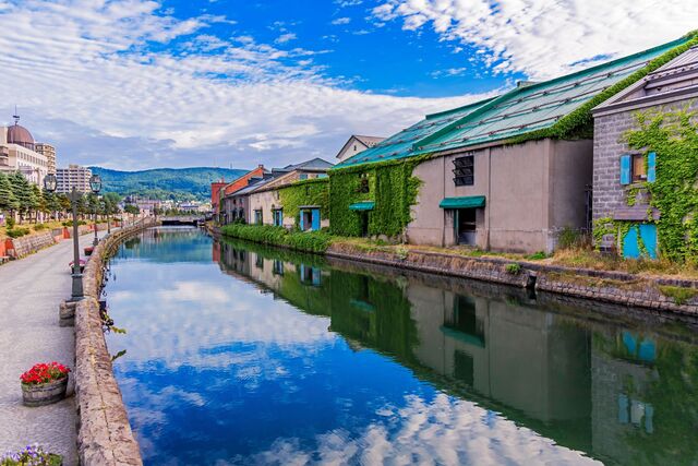Canale di Otaru fiancheggiato da magazzini colorati