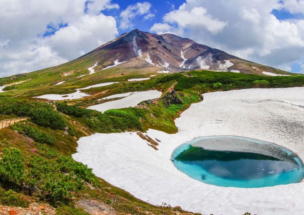 Il monte Asahidake con lo stagno blu