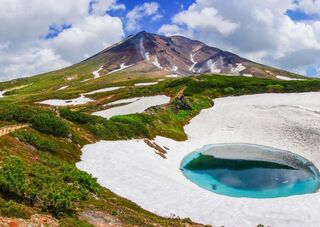 Il monte Asahidake con lo stagno blu