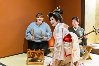 Spettacolo con Maiko, apprendista Geisha