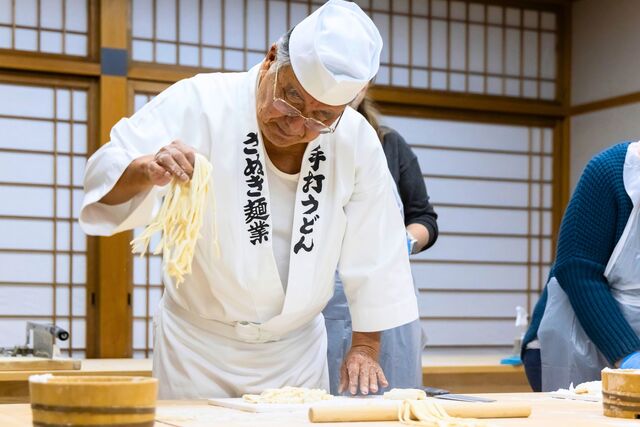 Maestro insegnando come preparare udon