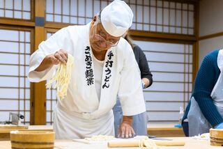 Maestro insegnando come preparare udon