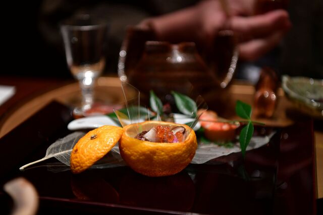 Kaiseki in ryokan su vassoi laccati 