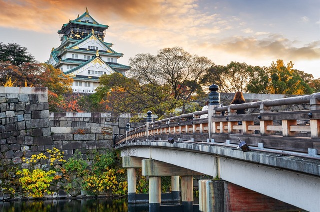 Castello di Osaka con fossato 