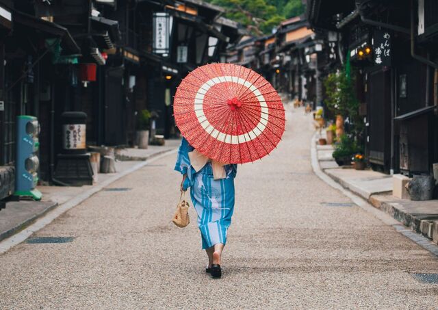 Ragazza in Kimono esplorando Naraijuku, giappone