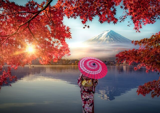 Donna con il Kimono di fronte al Monte Fuji in autunno, Giappone