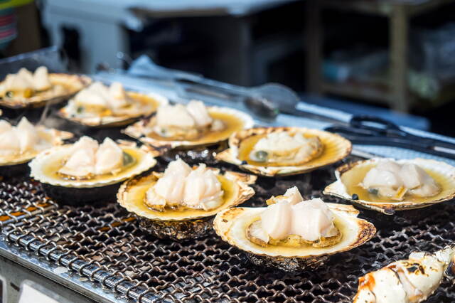 Capesante alla griglia al mercato del mattino, Hakodate