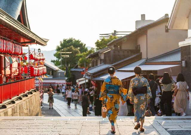 giovani donne in kimono giapponese al santuario di Fushimi Inari