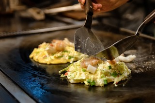 Preparazione dell’okonomiyaki su piastra