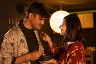 Coppia che condivide piatti giapponesi