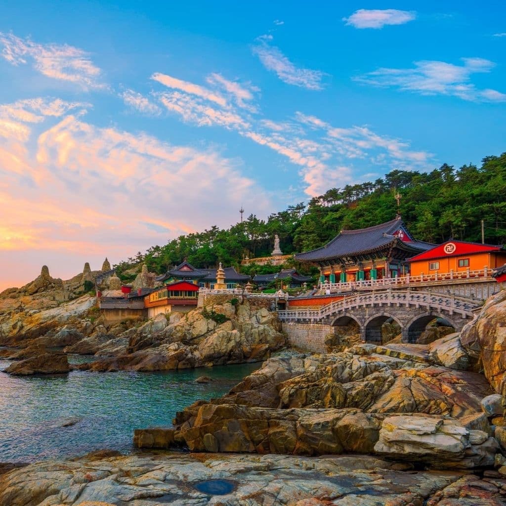 Alba al tempio Haedong Yonggungsa nella città di Busan, Corea del Sud