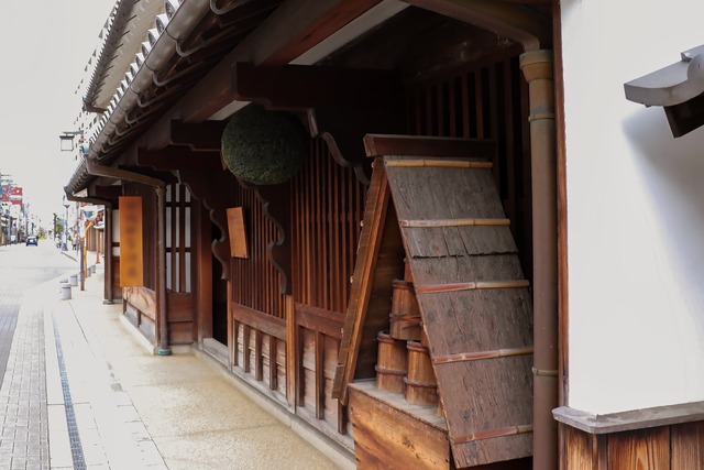Antica fabbrica di sakè con sugidama (palla di cedro)
