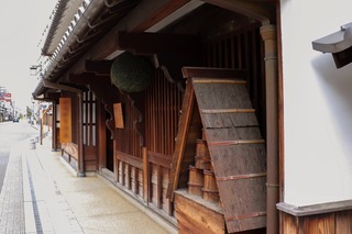 Antica fabbrica di sakè con sugidama (palla di cedro)