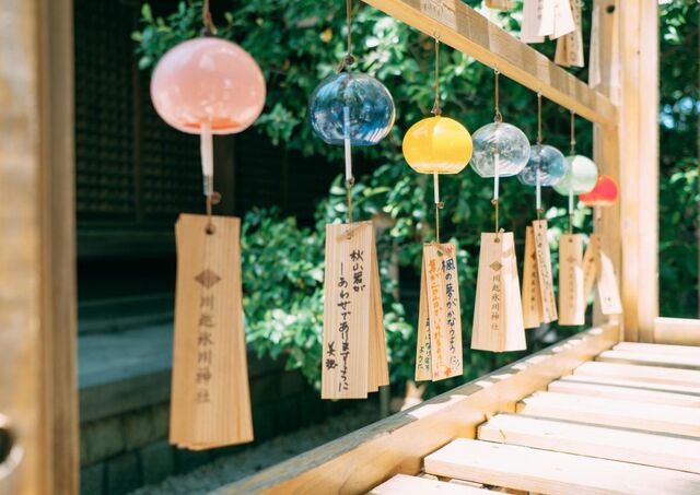 Furin Giapponesi che oscillano delicatamente nell’aria, Giappone