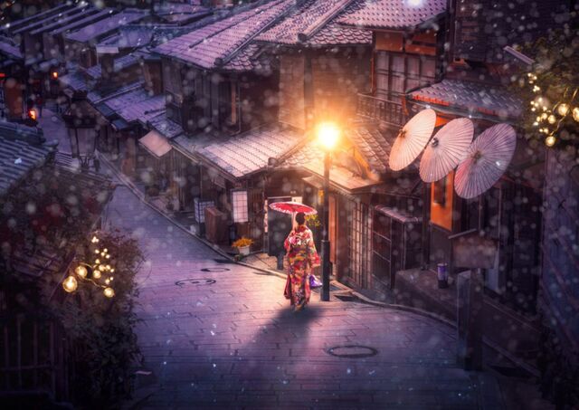 Una donna in Kimono cammina in una Kyoto innevata