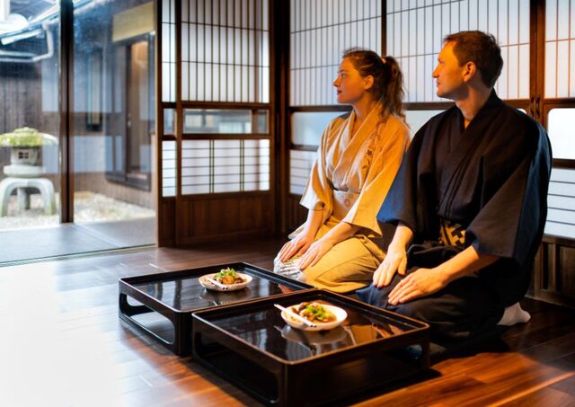 Coppia si gode la cena in un tradizionale ryokan giapponese
