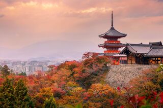 Tempio Kiyomizu-dera circondato da dai colori autunnali, Kyoto. 