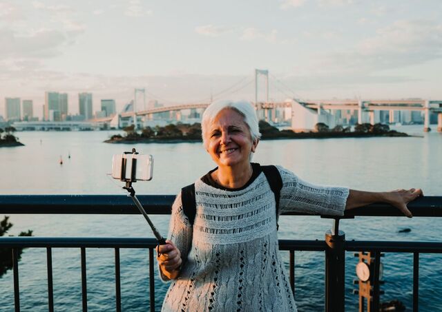 Viaggiatrice senior a Odaiba, Tokyo, Giappone