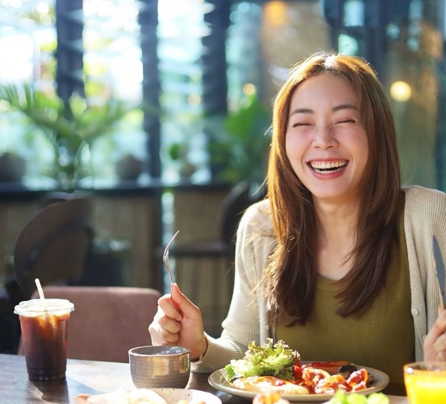 donna mangia cibo senza glutine in Giappone