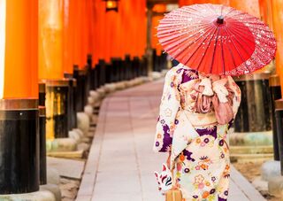 Donna in kimono al Santuario Fushimi Inari 