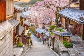 Strade storiche di Higashiyama a Kyoto in primavera 
