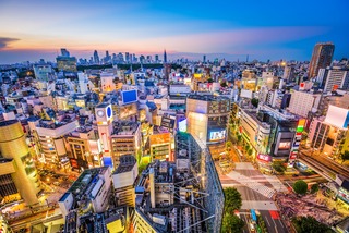 Incrocio di Shibuya e grattacieli a Tokyo 