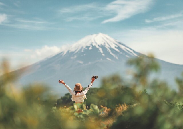 Donna felice al Monte Fuji, durante un viaggio estivo