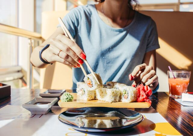 Una donna mangia del sushi