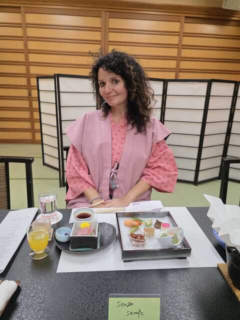 Durante la cena tradizionale al ryokan