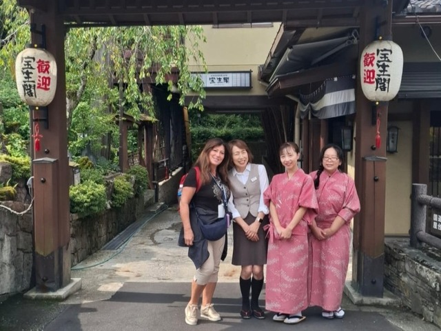 Con donne in yukata tradizionale