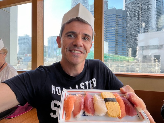 Con un piatto di sushi in Giappone