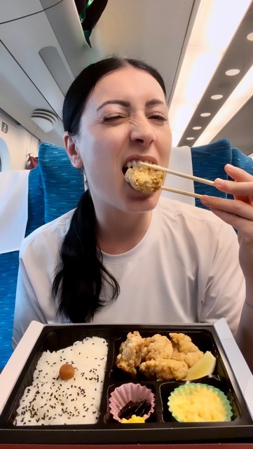 Mangiando un bento box su uno shinkansen 