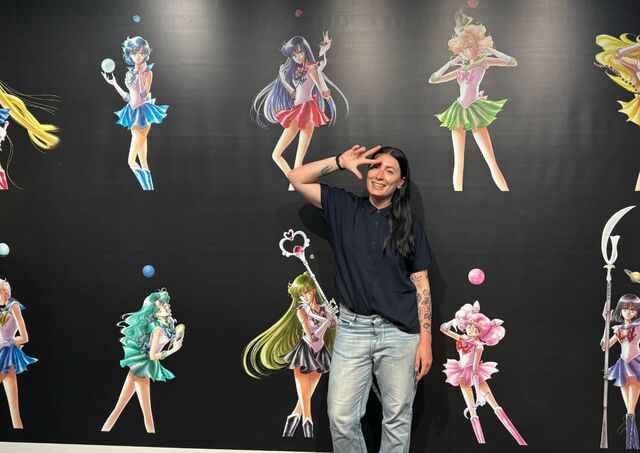 Con un backdrop di Sailor Moon, Giappone 
