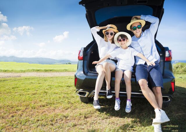 Una famiglia felice in viaggio 