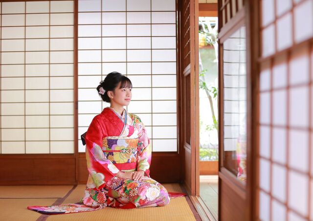 Giovane donna in kimono in una stanza tradizionale giapponese