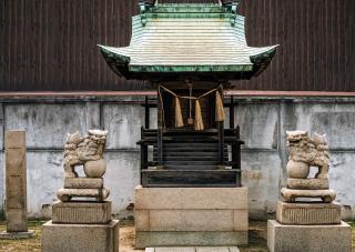 Un santuario shintoista lungo la strada