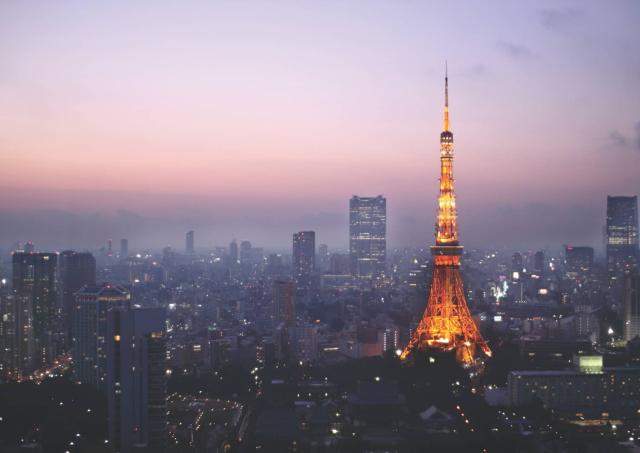 La Torre di Tokyo illuminata di notte